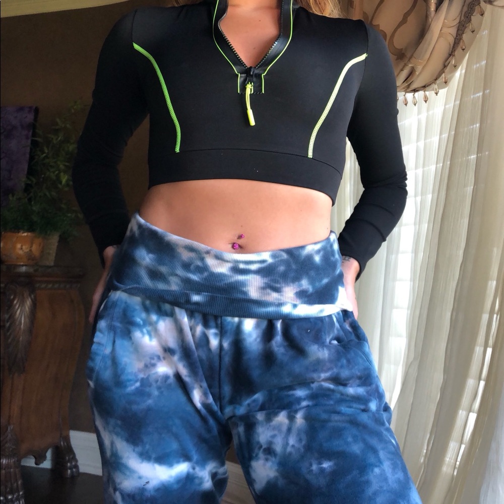 Sexy Cropped Zip Up Top - Picture 2 of 2